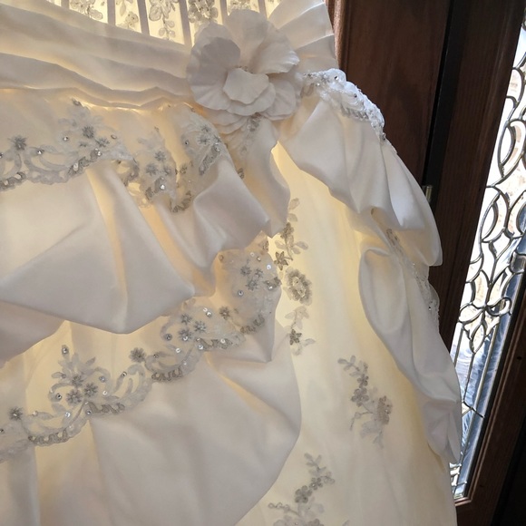 Wedding dress - Picture 15 of 16
